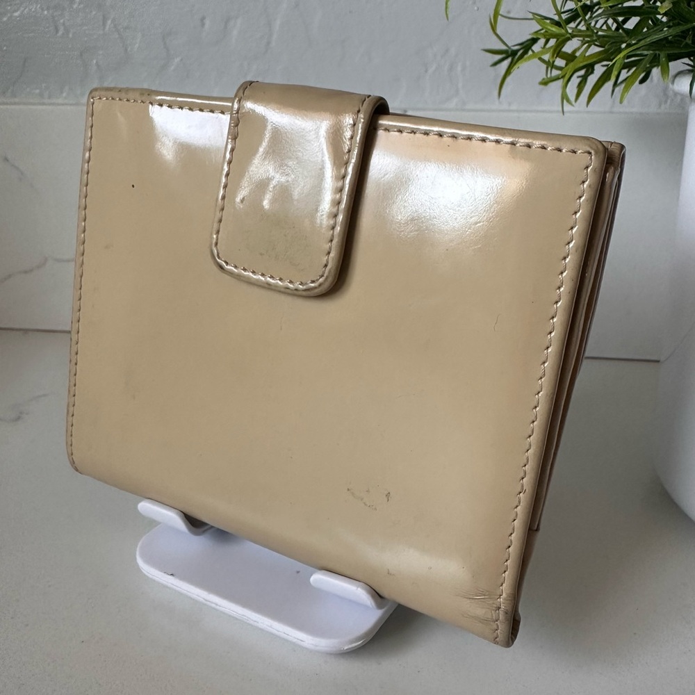 Authentic Gucci Beige Patent Leather Wallet - Picture 7 of 16